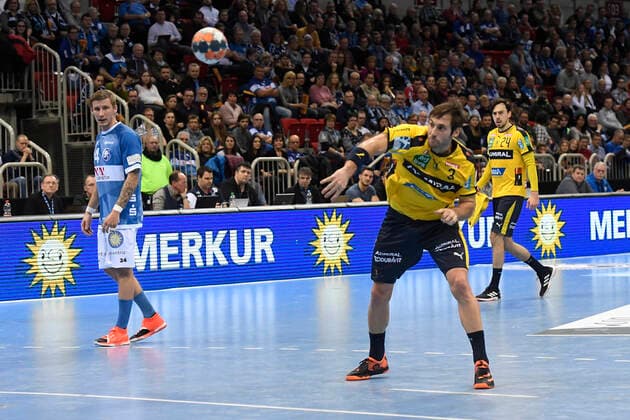 Handball - Bundesliga -19. Spieltag Bergischer HC - Rhein-Neckar Löwen am 26.12.2019 im ISS Dome in Düsseldorf Siebenmeter von Rhein-Neckar Löwe Uwe Gensheimer (Nr.3)
