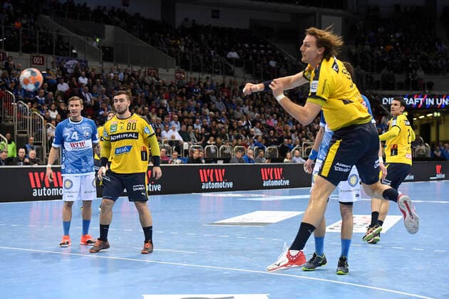 Handball - Bundesliga -19. Spieltag Bergischer HC - Rhein-Neckar Löwen am 26.12.2019 im ISS Dome in Düsseldorf Rhein-Neckar Löwe Jesper Nielsen (Nr.36) frei am Kreis