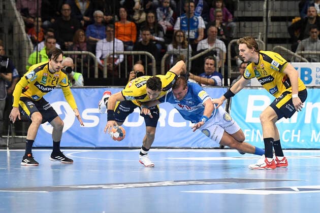 Handball - Bundesliga -19. Spieltag Bergischer HC - Rhein-Neckar Löwen am 26.12.2019 im ISS Dome in Düsseldorf Rhein-Neckar Löwe Alexander Petersson (Nr.32) und Rhein-Neckar Löwe Jesper Nielsen (Nr.36)gegen BHCs Max Darj (Nr.5)