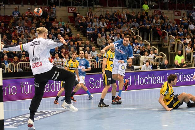 Handball - Bundesliga -19. Spieltag Bergischer HC - Rhein-Neckar Löwen am 26.12.2019 im ISS Dome in Düsseldorf BHCs Tomas Babak (Nr.19) erfolgreich gegen Rhein-Neckar Löwe Mikael Appelgren (Nr.1)