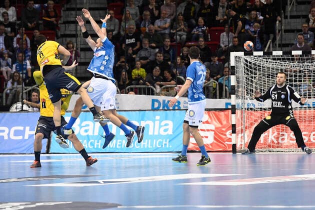 Handball - Bundesliga -19. Spieltag Bergischer HC - Rhein-Neckar Löwen am 26.12.2019 im ISS Dome in Düsseldorf Rhein-Neckar Löwe Niclas Kirkelokke (Nr.6) mit dem Sprungwurf erfolgreich gegen BHCs Torhüter Christopher Rudek (Nr.1)