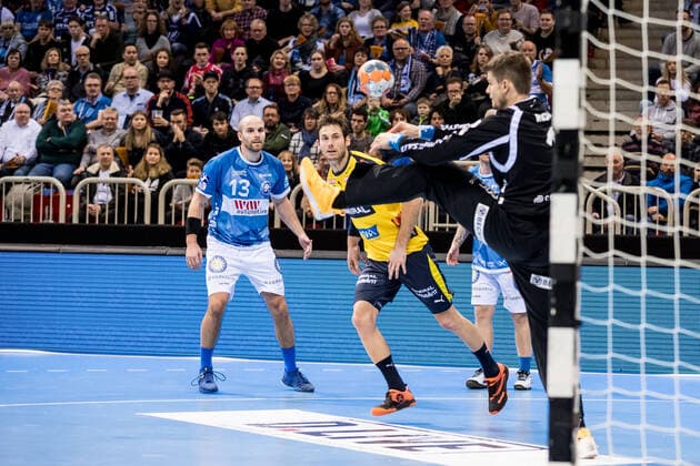 1. Handball Bundesliga; Bergischer HC - Rhein-Neckar Loewen; 26.12.2019 Uwe Gensheimer ( 3, Rhein-Neckar Loewen), Christopher Rudeck ( 1, Bergischer Handball Club), 1. Handball Bundesliga, Bergischer HC - Rhein-Neckar Loewen, ISS Dome, Duesseldorf Copyright: xBEAUTIFULxSPORTS Wunderlx