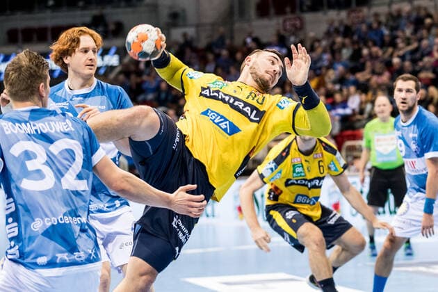 1. Handball Bundesliga; Bergischer HC - Rhein-Neckar Loewen; 26.12.2019 Jeffrey Booomhouwer ( 32, Bergischer Handball Club), Jannik Kohlbacher ( 80, Rhein-Neckar Loewen), 1. Handball Bundesliga, Bergischer HC - Rhein-Neckar Loewen, ISS Dome, Duesseldorf Copyright: xBEAUTIFULxSPORTS Wunderlx