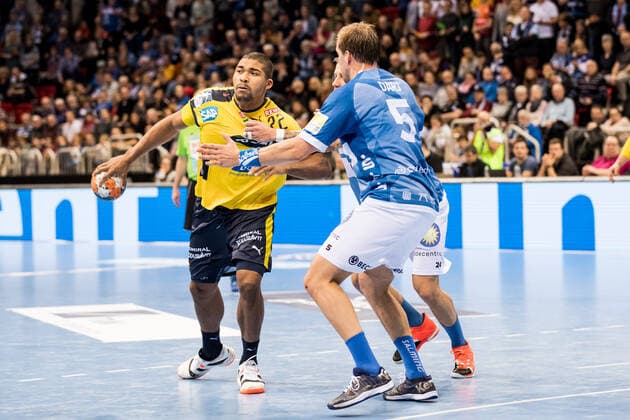 1. Handball Bundesliga; Bergischer HC - Rhein-Neckar Loewen; 26.12.2019 Mads Mensah Larsen ( 22, Rhein-Neckar Loewen), Max Darj ( 5, Bergischer Handball Club), 1. Handball Bundesliga, Bergischer HC - Rhein-Neckar Loewen, ISS Dome, Duesseldorf Copyright: xBEAUTIFULxSPORTS Wunderlx