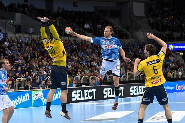 Handball - Bundesliga -19. Spieltag Bergischer HC - Rhein-Neckar Löwen am 26.12.2019 im ISS Dome in Düsseldorf BHCs Fabian Gutbrod (Nr.22) mit dem Sprungwurf
