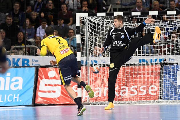 Handball - Bundesliga -19. Spieltag Bergischer HC - Rhein-Neckar Löwen am 26.12.2019 im ISS Dome in Düsseldorf Rhein-Neckar Löwe Andy Schmid (Nr.2) verwandelt einen Siebenmeter gegen BHCs Torhüter Christopher Rudek (Nr.1)