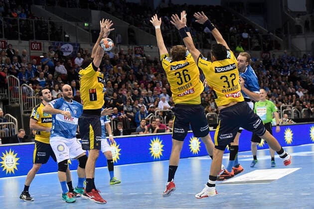 Handball - Bundesliga -19. Spieltag Bergischer HC - Rhein-Neckar Löwen am 26.12.2019 im ISS Dome in Düsseldorf BHCs Fabian Gutbrod (Nr.22) mit dem Sprungwurf gegen Rhein-Neckar Löwe Jesper Nielsen (Nr.36) und Rhein-Neckar Löwe Alexander Petersson (Nr.32)