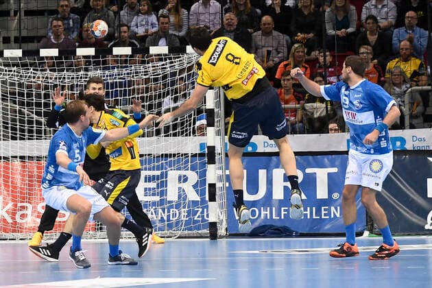 Handball - Bundesliga -19. Spieltag Bergischer HC - Rhein-Neckar Löwen am 26.12.2019 im ISS Dome in Düsseldorf Sprungwurf von Rhein-Neckar Löwe Romain Lagarde (Nr.8)