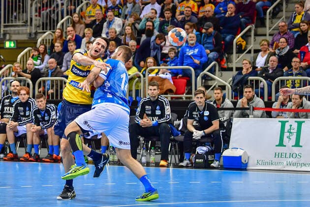 LIQUI MOLY Handball-Bundesliga 2019 2020 26.12.2019 Bergischer HC - Rhein-Neckar-Löwen, ISS Dome Düsseldorf Romain Lagarde (RNL, 8) Maciej Majdzinski (Bergischer HC, 14) Action Zweikampf Durchbruch Tor, 26.12.2019, Düsseldorf (Deutschland), Handball, Bundesliga, Bergischer HC - Rhein-Neckar Löwen