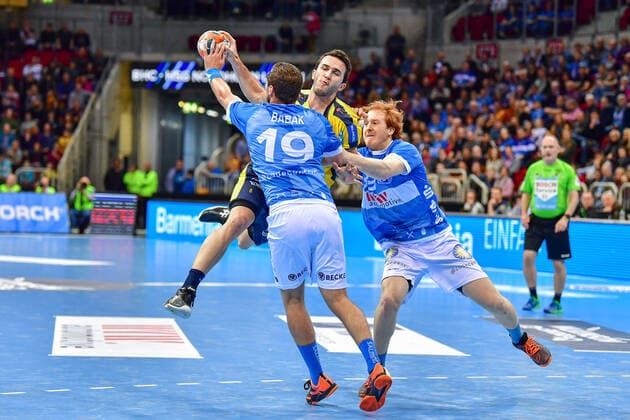 LIQUI MOLY Handball-Bundesliga 2019 2020 26.12.2019 Bergischer HC - Rhein-Neckar-Löwen, ISS Dome Düsseldorf Romain Lagarde (RNL, 8) Lukas Stutzke (Bergischer HC, 39) Tomas Babak (Bergischer HC, 19) Angriff Emotionen Zweikampf, 26.12.2019, Düsseldorf (Deutschland), Handball, Bundesliga, Bergischer HC - Rhein-Neckar Löwen