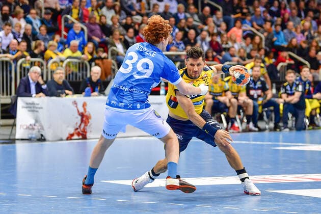 LIQUI MOLY Handball-Bundesliga 2019 2020 26.12.2019 Bergischer HC - Rhein-Neckar-Löwen, ISS Dome Düsseldorf Alexander Petersson (RNL, 32) Lukas Stutzke (Bergischer HC, 39) Action Zweikampf Wille Angriff, 26.12.2019, Düsseldorf (Deutschland), Handball, Bundesliga, Bergischer HC - Rhein-Neckar Löwen