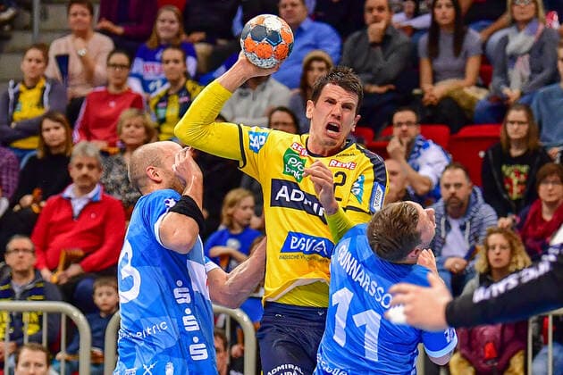 LIQUI MOLY Handball-Bundesliga 2019 2020 26.12.2019 Bergischer HC - Rhein-Neckar-Löwen, ISS Dome Düsseldorf Andy Schmid (RNL, 2) Kristian Nippes (Bergischer HC, 13) Arnor Thor Gunnarsson (Bergischer HC, 11) Dreikampf Wille Emotionen Action Durchbruch, 26.12.2019, Düsseldorf (Deutschland), Handball, Bundesliga, Bergischer HC - Rhein-Neckar Löwen