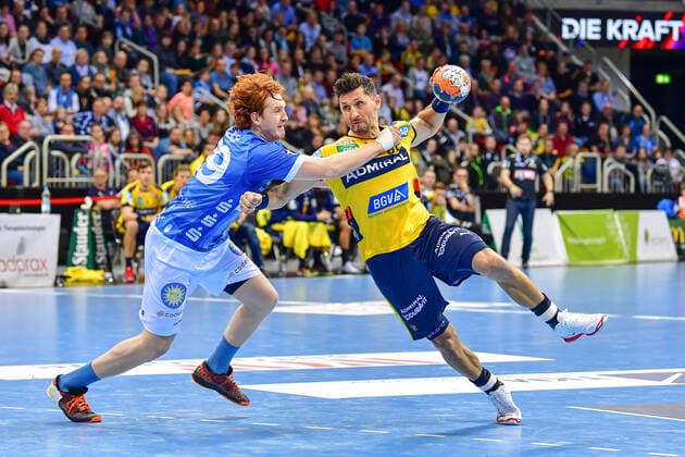 LIQUI MOLY Handball-Bundesliga 2019 2020 26.12.2019 Bergischer HC - Rhein-Neckar-Löwen, ISS Dome Düsseldorf Alexander Petersson (RNL, 32) Lukas Stutzke (Bergischer HC, 39) Durchsetzungsvermögen Kampf Angriff Zweikampf, 26.12.2019, Düsseldorf (Deutschland), Handball, Bundesliga, Bergischer HC - Rhein-Neckar Löwen