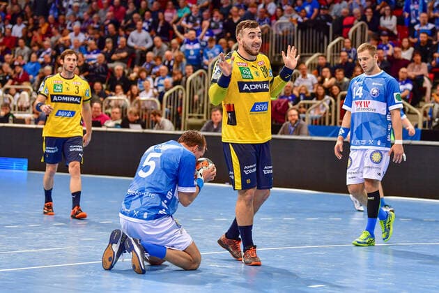LIQUI MOLY Handball-Bundesliga 2019 2020 26.12.2019 Bergischer HC - Rhein-Neckar-Löwen, ISS Dome Düsseldorf Jannik Kohlbacher (RNL, 80) Max Darj (Bergischer HC, 5) Action Zweikampf Emotionen, 26.12.2019, Düsseldorf (Deutschland), Handball, Bundesliga, Bergischer HC - Rhein-Neckar Löwen