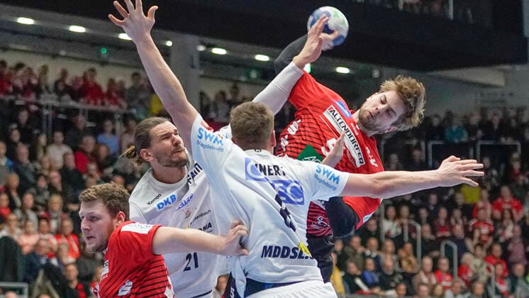 26.12.2019, Emslandarena, Lingen, GER, Handball, 1. Bundesliga: HSG Nordhorn-Lingen - SC Magdeburg, Wurf von Lutz Heiny (HSG Nordhorn-Lingen 5) DFL REGULATIONS PROHIBIT ANY USE OF PHOTOGRAPHS AS IMAGE SEQUENCES AND OR QUASI-VIDEO. Lingen Niedersachsen Germany Emslandarena