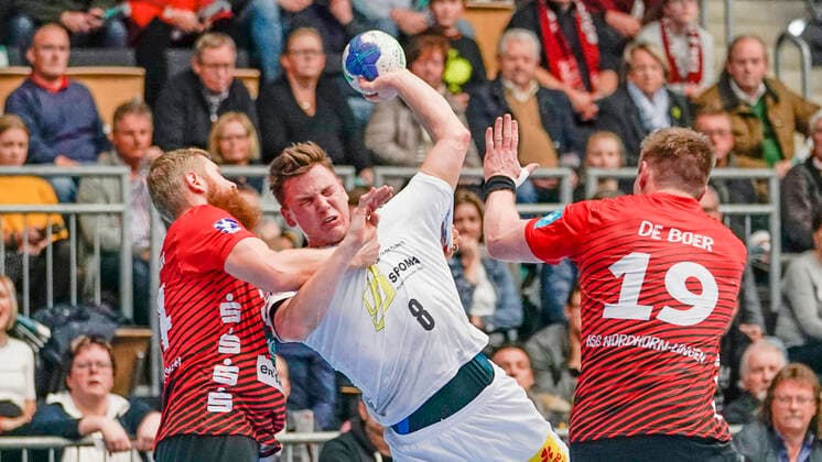 Sport Bilder des Tages 26.12.2019, Emslandarena, Lingen, GER, Handball, 1. Bundesliga: HSG Nordhorn-Lingen - SC Magdeburg, Christoph Steinert (Magdeburg 8) DFL REGULATIONS PROHIBIT ANY USE OF PHOTOGRAPHS AS IMAGE SEQUENCES AND OR QUASI-VIDEO. Lingen Niedersachsen Germany Emslandarena