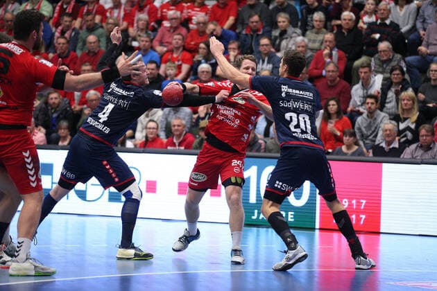 v.l. Patrick Rentschler (SG BBM Bietigheim 4), Merten Krings (ASV Hamm-Westfalen 24), Felix Koenig (SG BBM Bietigheim 20) GER, Handball, 2. Bundesliga, ASV Hamm-Westfalen gegen SG BBM Bietigheim, 26.12.2019 Hamm Copyright: xStrohdiekx Eibner-Pressefotox EP_jsk