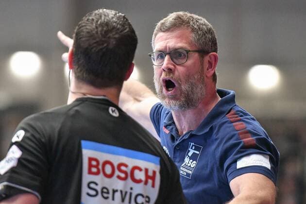 Sport Bilder des Tages Geir Sveinsson (Trainer HSG Nordhorn-Lingen) reklamiert beim Schiri GER, Handball, 1. Handball-Bundesliga, HSG Nordhorn-Lingen - SC Magdeburg, 26.12.2019, EmslandArena Lingen Copyright: xWenzelx Eibner-Pressefotox EP_fwl