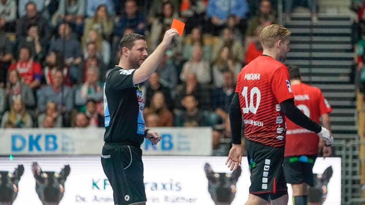 26.12.2019, Emslandarena, Lingen, GER, Handball, 1. Bundesliga: HSG Nordhorn-Lingen - SC Magdeburg, rot für Patrick Miedema (HSG Nordhorn-Lingen 10) DFL REGULATIONS PROHIBIT ANY USE OF PHOTOGRAPHS AS IMAGE SEQUENCES AND OR QUASI-VIDEO. Lingen Niedersachsen Germany Emslandarena