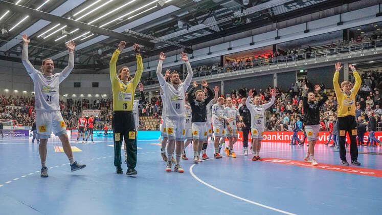 26.12.2019, Emslandarena, Lingen, GER, Handball, 1. Bundesliga: HSG Nordhorn-Lingen - SC Magdeburg, nach dem 21:27 jubeln die Magdeburger vor ihren Fans, DFL REGULATIONS PROHIBIT ANY USE OF PHOTOGRAPHS AS IMAGE SEQUENCES AND OR QUASI-VIDEO. Lingen Niedersachsen Germany Emslandarena