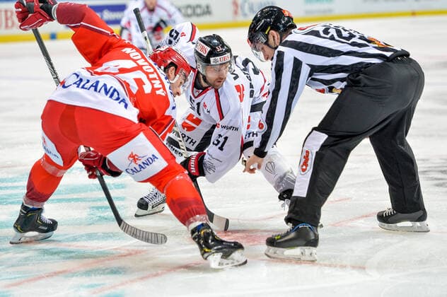 26.12.2019, Davos, Vaillant Arena, Spengler Cup: HC Trinec - Team Canada, David Desharnais (Team Canada) against Stepan Novotny (Ocelari Trinec) Davos Vaillant Arena Graubünden Schweiz Copyright: xJustPictures.ch AndreaxBrancax