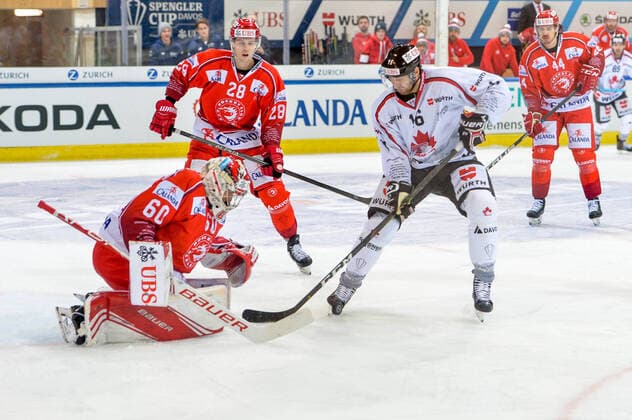 26.12.2019, Davos, Vaillant Arena, Spengler Cup: HC Trinec - Team Canada, Eric Fehr (Team Canada) against goalkeeper Petr Kvaca (Ocelari Trinec) Davos Vaillant Arena Graubünden Schweiz Copyright: xJustPictures.ch AndreaxBrancax