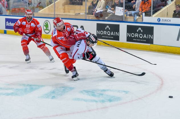 26.12.2019, Davos, Vaillant Arena, Spengler Cup: HC Trinec - Team Canada, Alex Grant (Team Canada) against Marian Adamek (Ocelari Trinec) Davos Vaillant Arena Graubünden Schweiz Copyright: xJustPictures.ch AndreaxBrancax