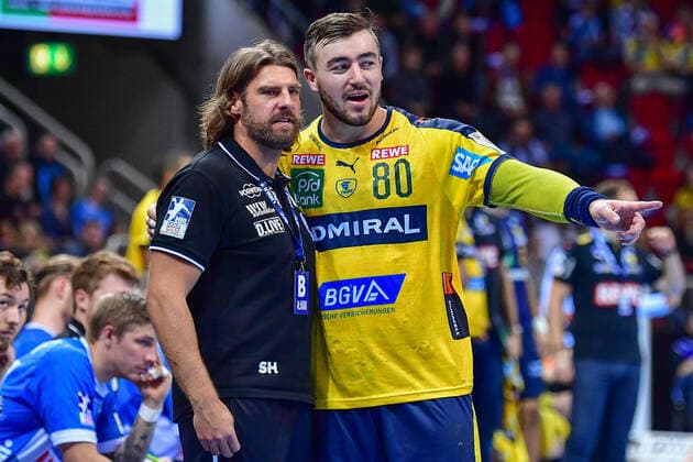 LIQUI MOLY Handball-Bundesliga 2019 2020 26.12.2019 Bergischer HC - Rhein-Neckar-Löwen, ISS Dome Düsseldorf Jannik Kohlbacher (RNL, 80) Sebastian Hinze (Trainer, Bergischer HC) im Zwiegespräch Trainer Talk, 26.12.2019, Düsseldorf (Deutschland), Handball, Bundesliga, Bergischer HC - Rhein-Neckar Löwen
