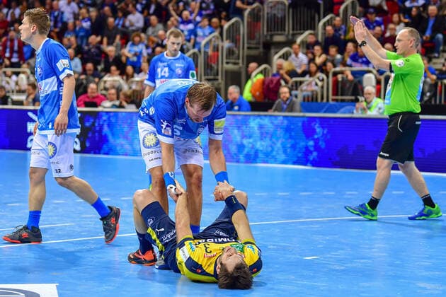 LIQUI MOLY Handball-Bundesliga 2019 2020 26.12.2019 Bergischer HC - Rhein-Neckar-Löwen, ISS Dome Düsseldorf Uwe Gensheimer (RNL, 3) Max Darj (Bergischer HC, 5) Hilfe Action Sportsgeist Emotionen, 26.12.2019, Düsseldorf (Deutschland), Handball, Bundesliga, Bergischer HC - Rhein-Neckar Löwen