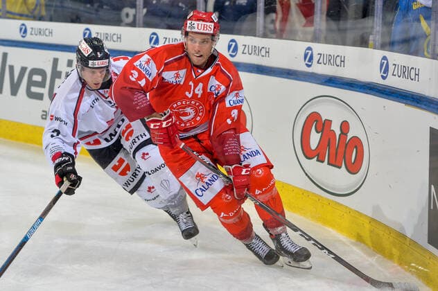 26.12.2019, Davos, Vaillant Arena, Spengler Cup: HC Trinec - Team Canada, Ondrej Kovarcik (Ocelari Trinec) against Adam Tambellini (Team Canada) Davos Vaillant Arena Graubünden Schweiz Copyright: xJustPictures.ch AndreaxBrancax