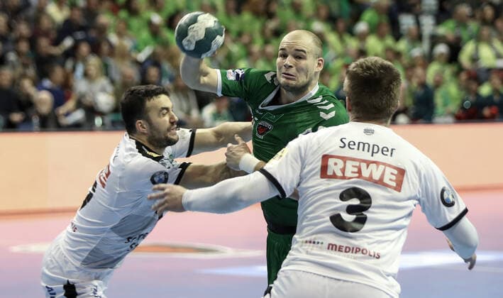 26.12.2019, Handball, 1.Bundesliga, 19.Spieltag, Füchse Berlin - SC DHfK Leipzig, Max-Schmeling-Halle. Berlins Paul Drux (M) wirft den Ball auf das Tor. Handball - 1.Bundesliga - Füchse Berlin - SC DHfK Leipzig