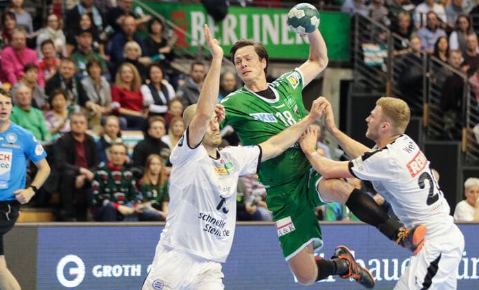26.12.2019, Handball, 1.Bundesliga, 19.Spieltag, Füchse Berlin - SC DHfK Leipzig, Max-Schmeling-Halle. Hans Lindberg (M) von Füchse Berlin wirft den Ball auf das Tor durch Leipzigs Abwehr aus Maximilian Janke (l) und Philipp Weber. Handball - 1.Bundesliga - Füchse Berlin - SC DHfK Leipzig
