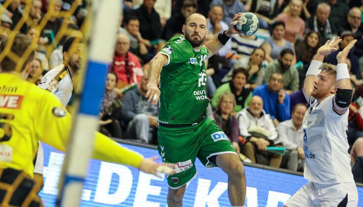 26.12.2019, Handball, 1.Bundesliga, 19.Spieltag, Füchse Berlin - SC DHfK Leipzig, Max-Schmeling-Halle. Berlins Michael Müller wirft den Ball auf das Tor. Handball - 1.Bundesliga - Füchse Berlin - SC DHfK Leipzig