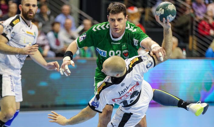 26.12.2019, Handball, 1.Bundesliga, 19.Spieltag, Füchse Berlin - SC DHfK Leipzig, Max-Schmeling-Halle. Berlins Mijajlo Marsenic (M) stoppt Torwurf von Maximilian Janke (r)von Leipzig. Handball - 1.Bundesliga - Füchse Berlin - SC DHfK Leipzig