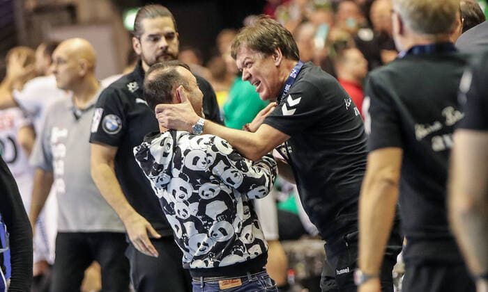 26.12.2019, Handball, 1.Bundesliga, 19.Spieltag, Füchse Berlin - SC DHfK Leipzig, Max-Schmeling-Halle. Bob Hanning (l), Geschäftsführer der Füchse Berlin, jubelt mit Trainer Velimir Petkovic. Handball - 1.Bundesliga - Füchse Berlin - SC DHfK Leipzig