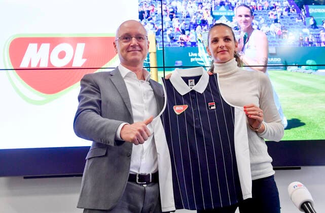 Sport Bilder des Tages Czech tennis player Karolina Pliskova, right, shows her new dress during a press conference, PK, Pressekonferenz on new season, in Prague, Czech Republic, on December 27, 2019. On the left side is seen Richard Austen, CEO of the MOL Czech Republic - new sponsor of Pliskova. (CTKxPhoto VitxSimanek) CTKPhotoP201912270233901  VIS 002