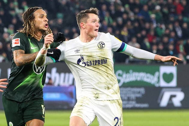 Fabian Reese (FC Schalke 04) gegen Kevin Mbabu (VfL Wolfsburg) - 1. Fußball Bundesliga Saison 2019-2020 Punktspiel VfL Wolfsburg vs. FC Schalke 04 in der Volkswagen Arena in Wolfsburg - Aktion,Fußball,Deutschland,18.12.2019 DFL REGULATIONS PROHIBIT ANY USE OF PHOTOGRAPHS AS IMAGE SEQUENCES AND OR QUASI-VIDEO *** Fabian Reese FC Schalke 04 against Kevin Mbabu VfL Wolfsburg 1 Football Bundesliga Season 2019 2020 Points VfL Wolfsburg vs FC Schalke 04 in the Volkswagen Arena in Wolfsburg Action,Football,Germany,18 12 2019 DFL REGULATIONS PROHIBIT ANY USE OF PHOTOGRAPHS AS IMAGE SEQUENCES AND OR QUASI VIDEO