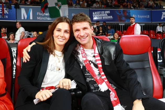 Sport Bilder des Tages Fussballer Thomas Müller und Frau Lisa Basketball Euroleague FC Bayern Basketball - Zalgiris Kaunas 27.12.2019 *** Footballer Thomas Müller and Mrs Lisa Basketball Euroleague FC Bayern Basketball Zalgiris Kaunas 27 12 2019