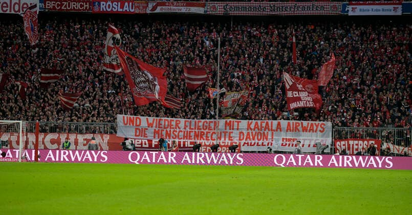 21.12.2019, Fussball 1. Bundesliga 2019 2020, 17.Spieltag, FC Bayern München - VfL Wolfsburg, in der Allianz-Arena München. Und wieder fliegen mit KAFALA Airways die Menschenrechte davon! Spruchband der Bayernfans gegen Qatar Airways aus Katar. dem Bayern Sponsor.