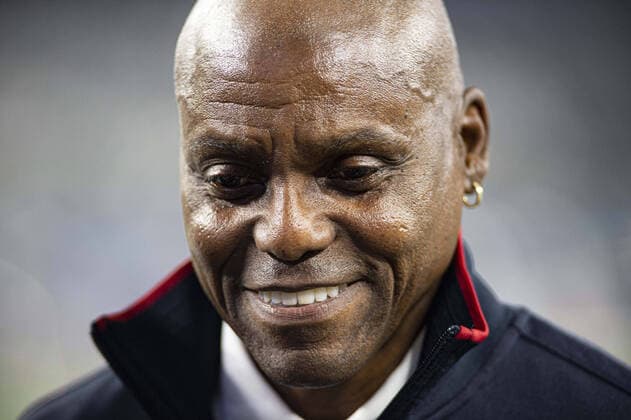 Sport Bilder des Tages December 28, 2019, Arlington, Texas, U.S: Olympic Gold Medalist CARL LEWIS giving a few words of encouragement during half time. NCAA, College League, USA Football 2019: Penn State Wins Cotton Bowl 53-39 - ZUMAm147 20191228_zap_m147_029 Copyright: xHossxMcBainx