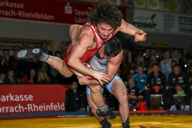 Ringen Bundesliga Endrunde 1 4 Finale - 2019 - TuS Adelhausen - SV Wacker Burghausen - 28-12-2019 Beka Bujiashvili (TuS Adelhausen rot) und Ahmet Peker (SV Wacker Burghausen blau) (Freistil 57KG), beim Ringen Bundesliga Endrunde 1 4 Finale zwischen dem TuS Adelhausen und SV Wacker Burghausen, am Samstag, den 28. Dezember 2019 Dinkelberghalle in Adelhausen (Deutschland). *** Wrestling Bundesliga Final 1 4 finals 2019 TuS Adelhausen SV Wacker Burghausen 28 12 2019 Beka Bujiashvili TuS Adelhausen red and Ahmet Peker SV Wacker Burghausen blue freestyle 57KG , at the wrestling Bundesliga Final 1 4 finals between TuS Adelhausen and SV Wacker Burghausen, on Saturday, December 28, 2019 Dinkelberghalle in Adelhausen Germany Copyright: xBEAUTIFULxSPORTS G.xHubbsx