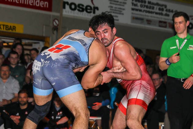 Ringen Bundesliga Endrunde 1 4 Finale - 2019 - TuS Adelhausen - SV Wacker Burghausen - 28-12-2019 William Harth (TuS Adelhausen rot) und Erik Thiele (SV Wacker Burghausen blau) (Freistil 98KG), beim Ringen Bundesliga Endrunde 1 4 Finale zwischen dem TuS Adelhausen und SV Wacker Burghausen, am Samstag, den 28. Dezember 2019 Dinkelberghalle in Adelhausen (Deutschland). *** Wrestling Bundesliga Final 1 4 Finals 2019 TuS Adelhausen SV Wacker Burghausen 28 12 2019 William Harth TuS Adelhausen red and Erik Thiele SV Wacker Burghausen blue freestyle 98KG , at the wrestling Bundesliga Final 1 4 Finals between TuS Adelhausen and SV Wacker Burghausen, on Saturday, December 28, 2019 Dinkelberghalle in Adelhausen Germany Copyright: xBEAUTIFULxSPORTS G.xHubbsx