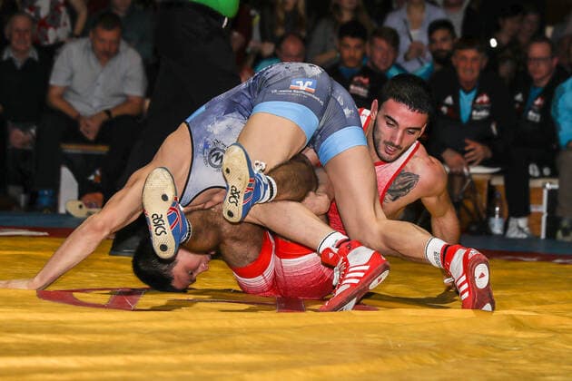 Ringen Bundesliga Endrunde 1 4 Finale - 2019 - TuS Adelhausen - SV Wacker Burghausen - 28-12-2019 Manrikos Theodoridis (TuS Adelhausen rot) und Cengizhan Erdogan (SV Wacker Burghausen blau) (Freistil 66KG), beim Ringen Bundesliga Endrunde 1 4 Finale zwischen dem TuS Adelhausen und SV Wacker Burghausen, am Samstag, den 28. Dezember 2019 Dinkelberghalle in Adelhausen (Deutschland). *** Wrestling Bundesliga Final 1 4 finals 2019 TuS Adelhausen SV Wacker Burghausen 28 12 2019 Manrikos Theodoridis TuS Adelhausen red and Cengizhan Erdogan SV Wacker Burghausen blue freestyle 66KG , at the wrestling Bundesliga Final 1 4 finals between TuS Adelhausen and SV Wacker Burghausen, on Saturday, December 28, 2019 Dinkelberghalle in Adelhausen Germany Copyright: xBEAUTIFULxSPORTS G.xHubbsx