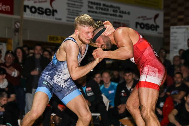 Ringen Bundesliga Endrunde 1 4 Finale - 2019 - TuS Adelhausen - SV Wacker Burghausen - 28-12-2019 Sascha Keller (TuS Adelhausen rot) und Witalis Lazovski (SV Wacker Burghausen blau) (Gr.roem. 75B KG), beim Ringen Bundesliga Endrunde 1 4 Finale zwischen dem TuS Adelhausen und SV Wacker Burghausen, am Samstag, den 28. Dezember 2019 Dinkelberghalle in Adelhausen (Deutschland). *** Wrestling Bundesliga Final 1 4 finals 2019 TuS Adelhausen SV Wacker Burghausen 28 12 2019 Sascha Keller TuS Adelhausen red and Witalis Lazovski SV Wacker Burghausen blue Gr roem 75B KG , at the wrestling Bundesliga Final 1 4 finals between TuS Adelhausen and SV Wacker Burghausen, on Saturday, December 28, 2019 Dinkelberghalle in Adelhausen Germany Copyright: xBEAUTIFULxSPORTS G.xHubbsx