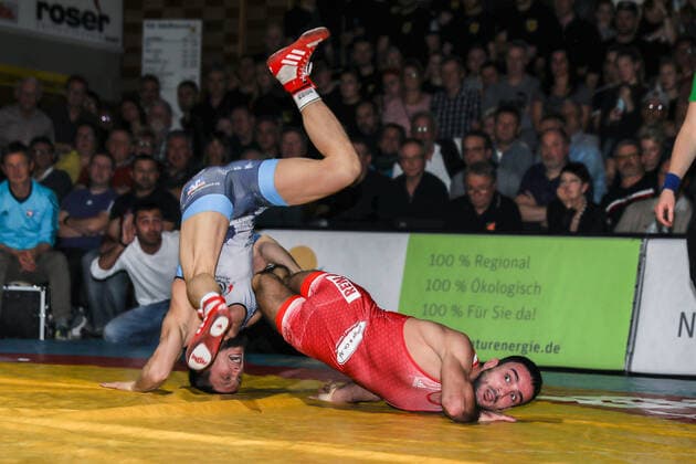 Ringen Bundesliga Endrunde 1 4 Finale - 2019 - TuS Adelhausen - SV Wacker Burghausen - 28-12-2019 Manrikos Theodoridis (TuS Adelhausen rot) und Cengizhan Erdogan (SV Wacker Burghausen blau) (Freistil 66KG), beim Ringen Bundesliga Endrunde 1 4 Finale zwischen dem TuS Adelhausen und SV Wacker Burghausen, am Samstag, den 28. Dezember 2019 Dinkelberghalle in Adelhausen (Deutschland). *** Wrestling Bundesliga Final 1 4 finals 2019 TuS Adelhausen SV Wacker Burghausen 28 12 2019 Manrikos Theodoridis TuS Adelhausen red and Cengizhan Erdogan SV Wacker Burghausen blue freestyle 66KG , at the wrestling Bundesliga Final 1 4 finals between TuS Adelhausen and SV Wacker Burghausen, on Saturday, December 28, 2019 Dinkelberghalle in Adelhausen Germany Copyright: xBEAUTIFULxSPORTS G.xHubbsx