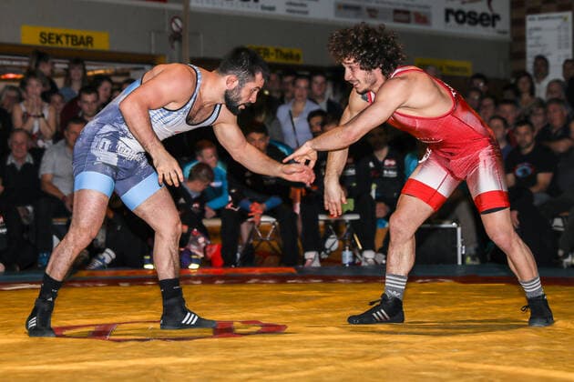 Ringen Bundesliga Endrunde 1 4 Finale - 2019 - TuS Adelhausen - SV Wacker Burghausen - 28-12-2019 Beka Bujiashvili (TuS Adelhausen rot) und Ahmet Peker (SV Wacker Burghausen blau) (Freistil 57KG), beim Ringen Bundesliga Endrunde 1 4 Finale zwischen dem TuS Adelhausen und SV Wacker Burghausen, am Samstag, den 28. Dezember 2019 Dinkelberghalle in Adelhausen (Deutschland). *** Wrestling Bundesliga Final 1 4 finals 2019 TuS Adelhausen SV Wacker Burghausen 28 12 2019 Beka Bujiashvili TuS Adelhausen red and Ahmet Peker SV Wacker Burghausen blue freestyle 57KG , at the wrestling Bundesliga Final 1 4 finals between TuS Adelhausen and SV Wacker Burghausen, on Saturday, December 28, 2019 Dinkelberghalle in Adelhausen Germany Copyright: xBEAUTIFULxSPORTS G.xHubbsx