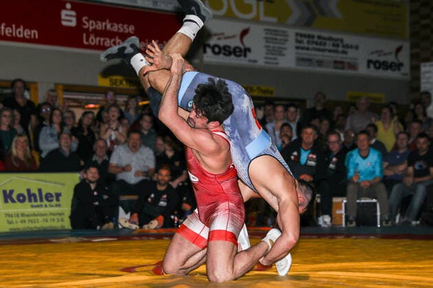 Ringen Bundesliga Endrunde 1 4 Finale - 2019 - TuS Adelhausen - SV Wacker Burghausen - 28-12-2019 William Harth (TuS Adelhausen rot) und Erik Thiele (SV Wacker Burghausen blau) (Freistil 98KG), beim Ringen Bundesliga Endrunde 1 4 Finale zwischen dem TuS Adelhausen und SV Wacker Burghausen, am Samstag, den 28. Dezember 2019 Dinkelberghalle in Adelhausen (Deutschland). *** Wrestling Bundesliga Final 1 4 Finals 2019 TuS Adelhausen SV Wacker Burghausen 28 12 2019 William Harth TuS Adelhausen red and Erik Thiele SV Wacker Burghausen blue freestyle 98KG , at the wrestling Bundesliga Final 1 4 Finals between TuS Adelhausen and SV Wacker Burghausen, on Saturday, December 28, 2019 Dinkelberghalle in Adelhausen Germany Copyright: xBEAUTIFULxSPORTS G.xHubbsx