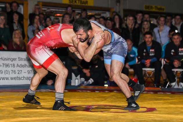 Ringen Bundesliga Endrunde 1 4 Finale - 2019 - TuS Adelhausen - SV Wacker Burghausen - 28-12-2019 Beka Bujiashvili (TuS Adelhausen rot) und Ahmet Peker (SV Wacker Burghausen blau) (Freistil 57KG), beim Ringen Bundesliga Endrunde 1 4 Finale zwischen dem TuS Adelhausen und SV Wacker Burghausen, am Samstag, den 28. Dezember 2019 Dinkelberghalle in Adelhausen (Deutschland). *** Wrestling Bundesliga Final 1 4 finals 2019 TuS Adelhausen SV Wacker Burghausen 28 12 2019 Beka Bujiashvili TuS Adelhausen red and Ahmet Peker SV Wacker Burghausen blue freestyle 57KG , at the wrestling Bundesliga Final 1 4 finals between TuS Adelhausen and SV Wacker Burghausen, on Saturday, December 28, 2019 Dinkelberghalle in Adelhausen Germany Copyright: xBEAUTIFULxSPORTS G.xHubbsx