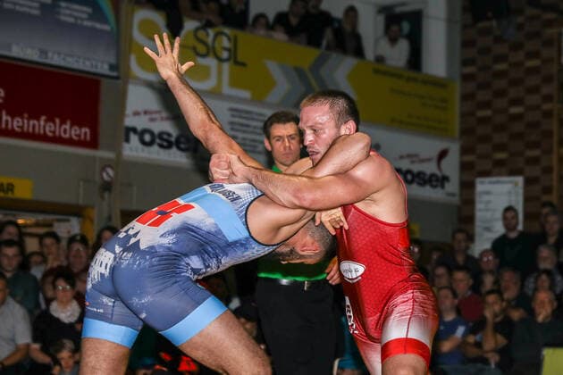 Ringen Bundesliga Endrunde 1 4 Finale - 2019 - TuS Adelhausen - SV Wacker Burghausen - 28-12-2019 Bozo Starcevic (TuS Adelhausen rot) und Roland Schwarz (SV Wacker Burghausen blau) (Gr.roem. 86KG), beim Ringen Bundesliga Endrunde 1 4 Finale zwischen dem TuS Adelhausen und SV Wacker Burghausen, am Samstag, den 28. Dezember 2019 Dinkelberghalle in Adelhausen (Deutschland). *** Wrestling Bundesliga Final 1 4 Finals 2019 TuS Adelhausen SV Wacker Burghausen 28 12 2019 Bozo Starcevic TuS Adelhausen red and Roland Schwarz SV Wacker Burghausen blue Gr roem 86KG , at the wrestling Bundesliga Final 1 4 Finals between TuS Adelhausen and SV Wacker Burghausen, on Saturday 28 December 2019 Dinkelberghalle in Adelhausen Germany Copyright: xBEAUTIFULxSPORTS G.xHubbsx