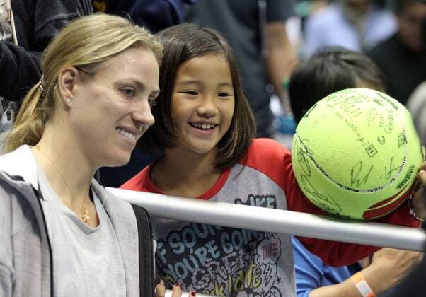 December 28, 2019 - Angelique Kerber signs autographs at n the Hawaii Open invitational at the Stan Sheriff Center in Honolulu, HI - CSM Tennis 2019: Hawaii Open DEC28 - ZUMAc04_ 20191228_zaf_c04_500 Copyright: xMichaelxSullivanx